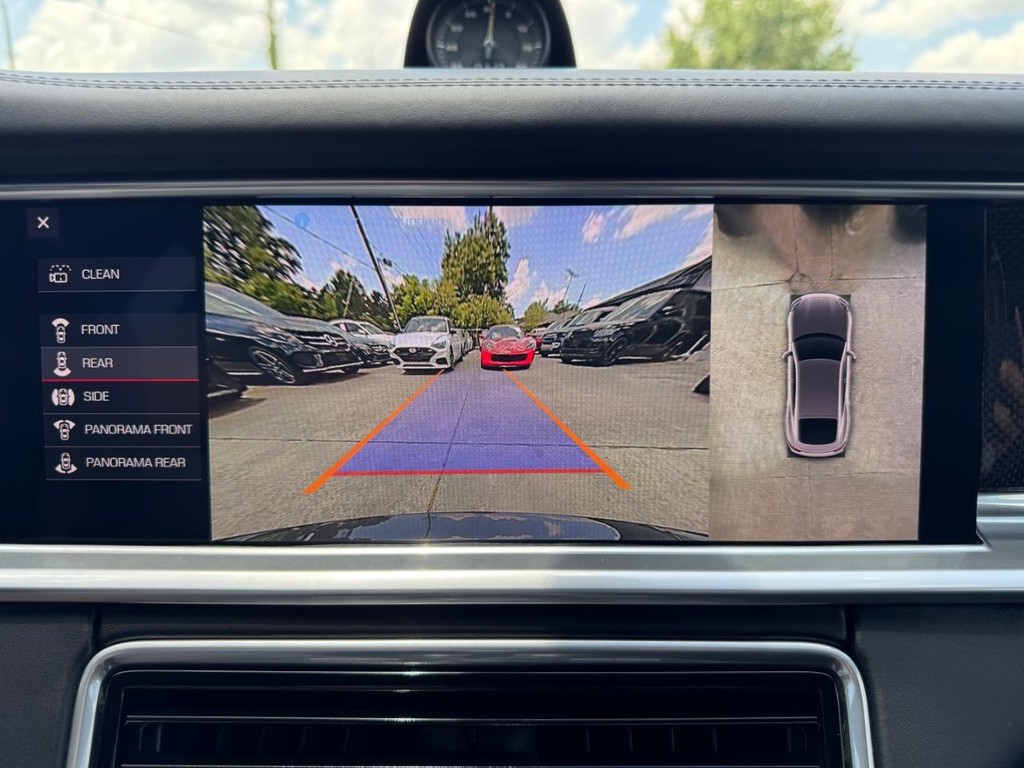Porsche Panamera Vehicle Full-screen Gallery Image 24