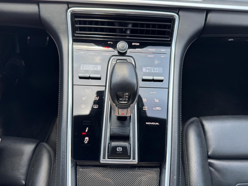 Porsche Panamera Vehicle Full-screen Gallery Image 25
