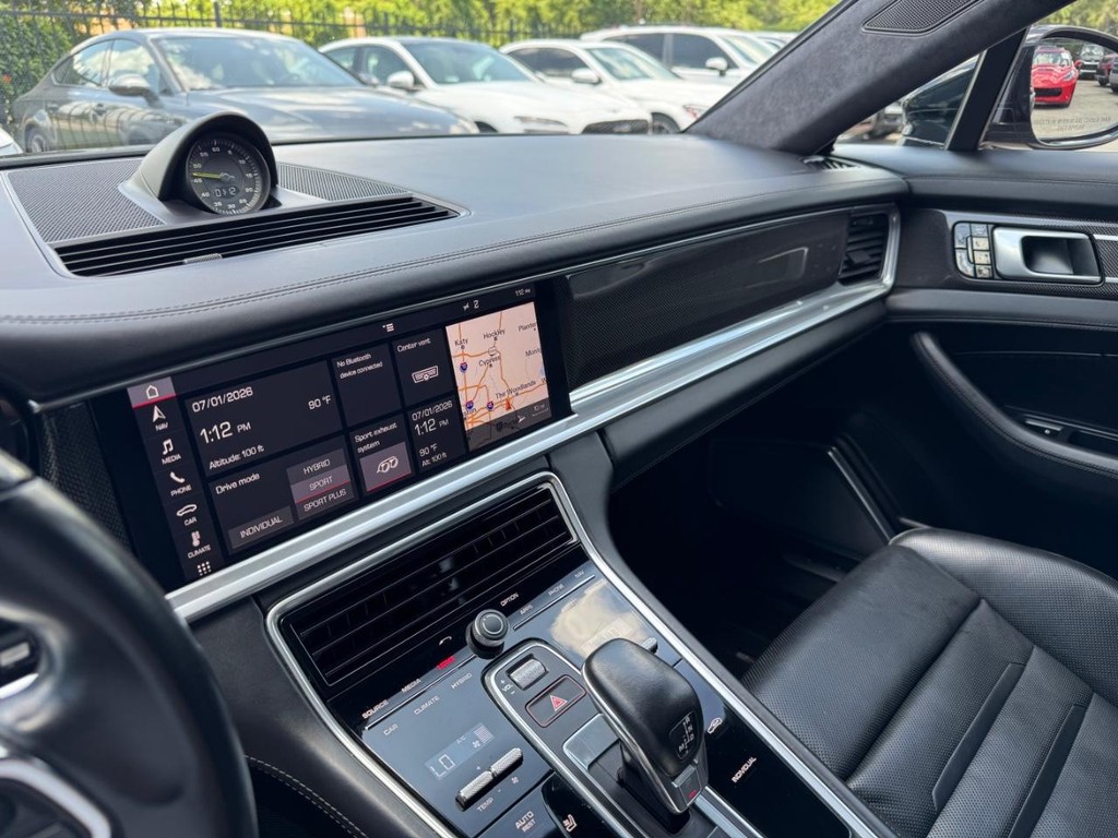 Porsche Panamera Vehicle Full-screen Gallery Image 26