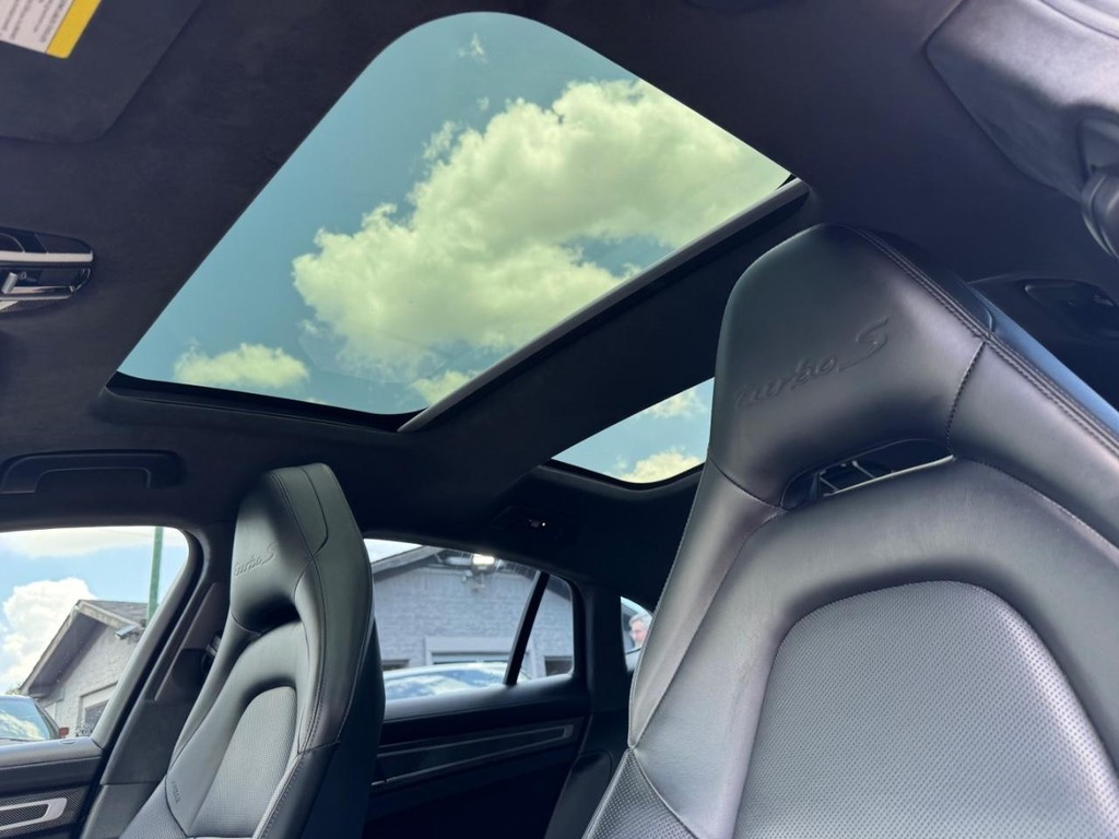 Porsche Panamera Vehicle Full-screen Gallery Image 27