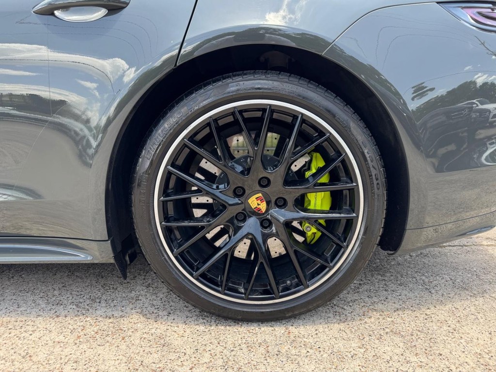 Porsche Panamera Vehicle Full-screen Gallery Image 28