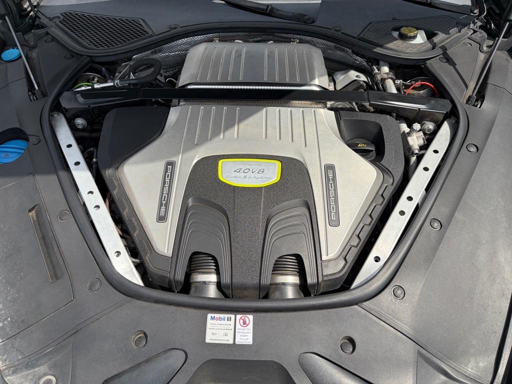 Porsche Panamera Vehicle Full-screen Gallery Image 29
