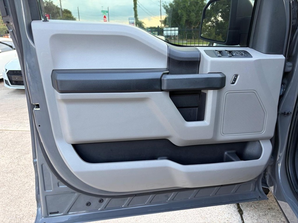 Ford F-150 Vehicle Full-screen Gallery Image 12
