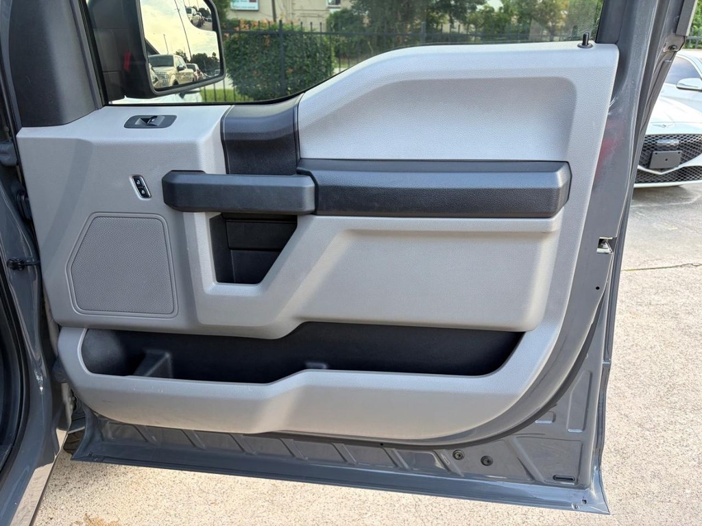 Ford F-150 Vehicle Full-screen Gallery Image 15