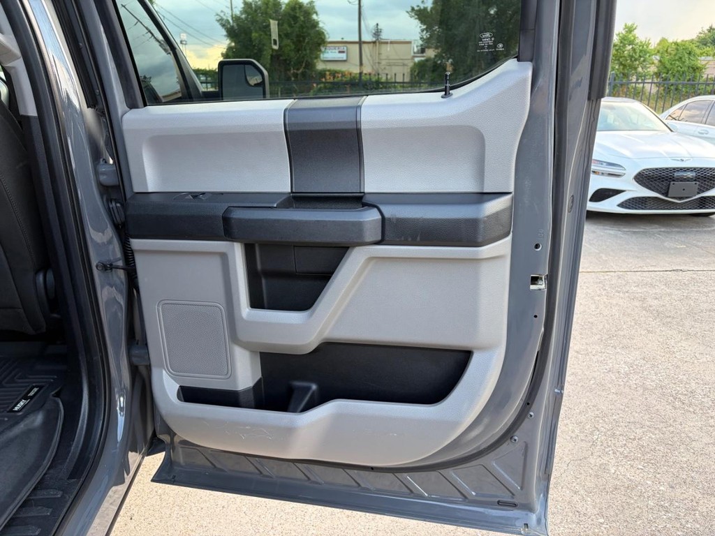 Ford F-150 Vehicle Full-screen Gallery Image 17