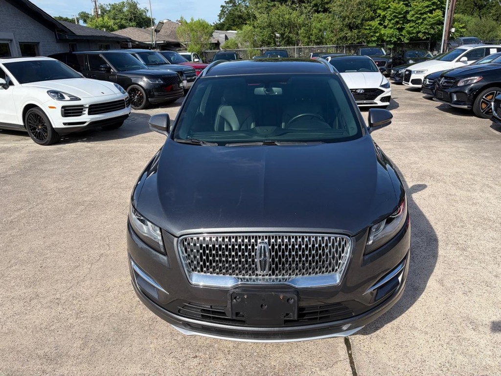Lincoln MKC Vehicle Full-screen Gallery Image 03