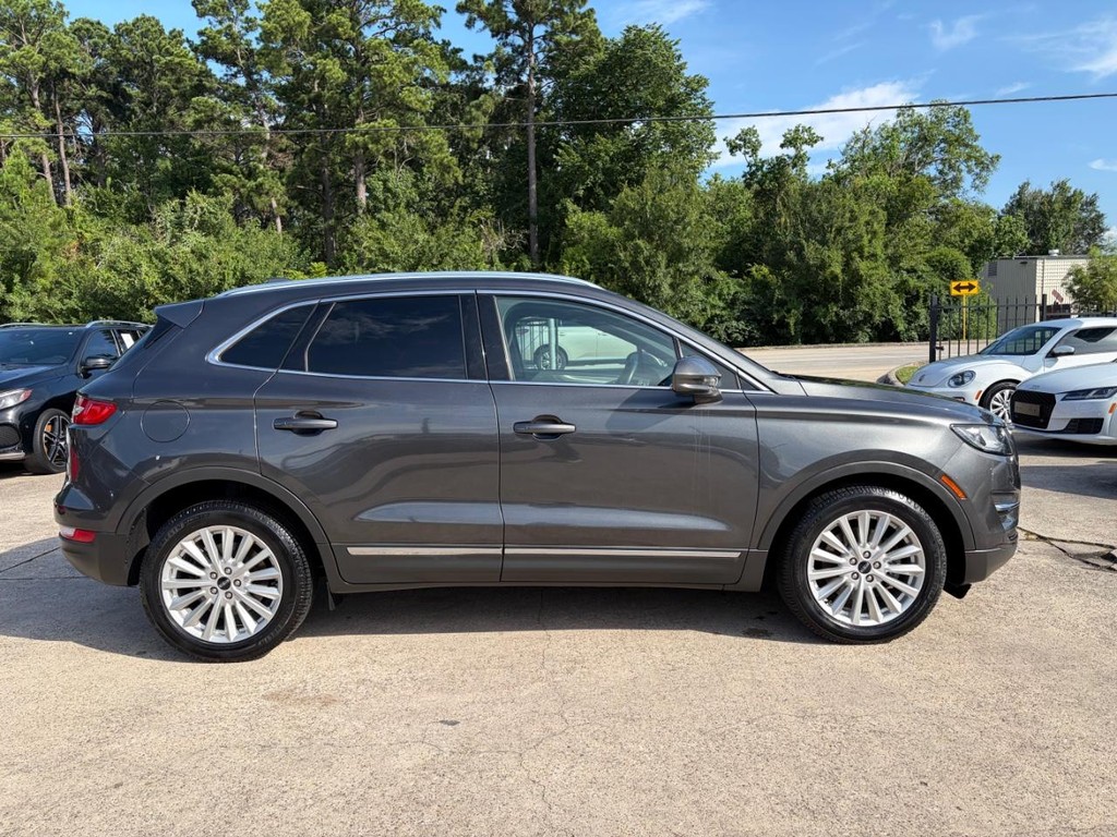 Lincoln MKC Vehicle Full-screen Gallery Image 05