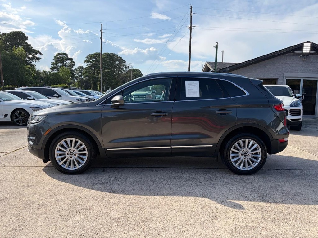 Lincoln MKC Vehicle Full-screen Gallery Image 09