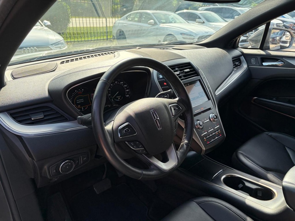 Lincoln MKC Vehicle Full-screen Gallery Image 10