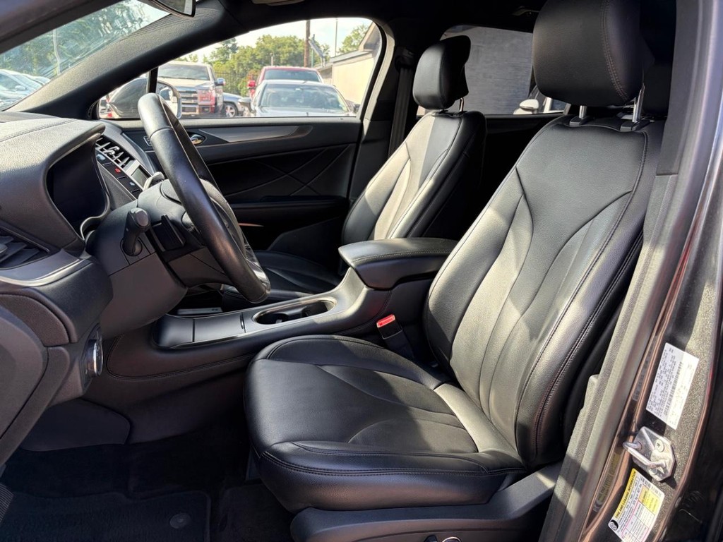 Lincoln MKC Vehicle Full-screen Gallery Image 11