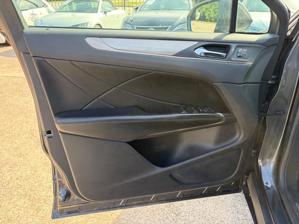 Lincoln MKC Vehicle Full-screen Gallery Image 12