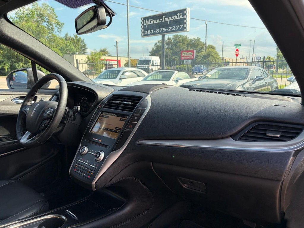 Lincoln MKC Vehicle Full-screen Gallery Image 13