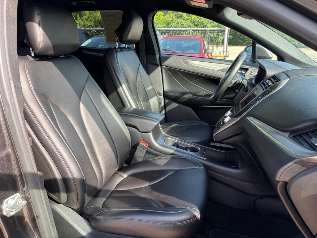 Lincoln MKC Vehicle Full-screen Gallery Image 14
