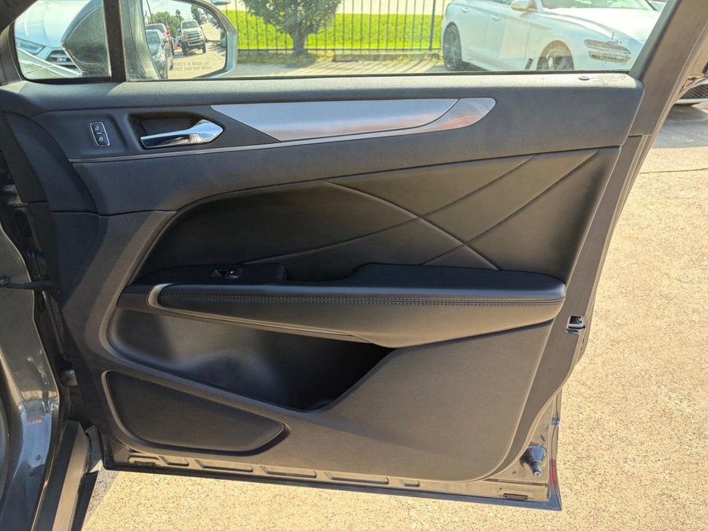 Lincoln MKC Vehicle Full-screen Gallery Image 15