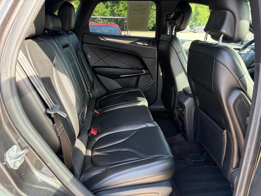 Lincoln MKC Vehicle Full-screen Gallery Image 16