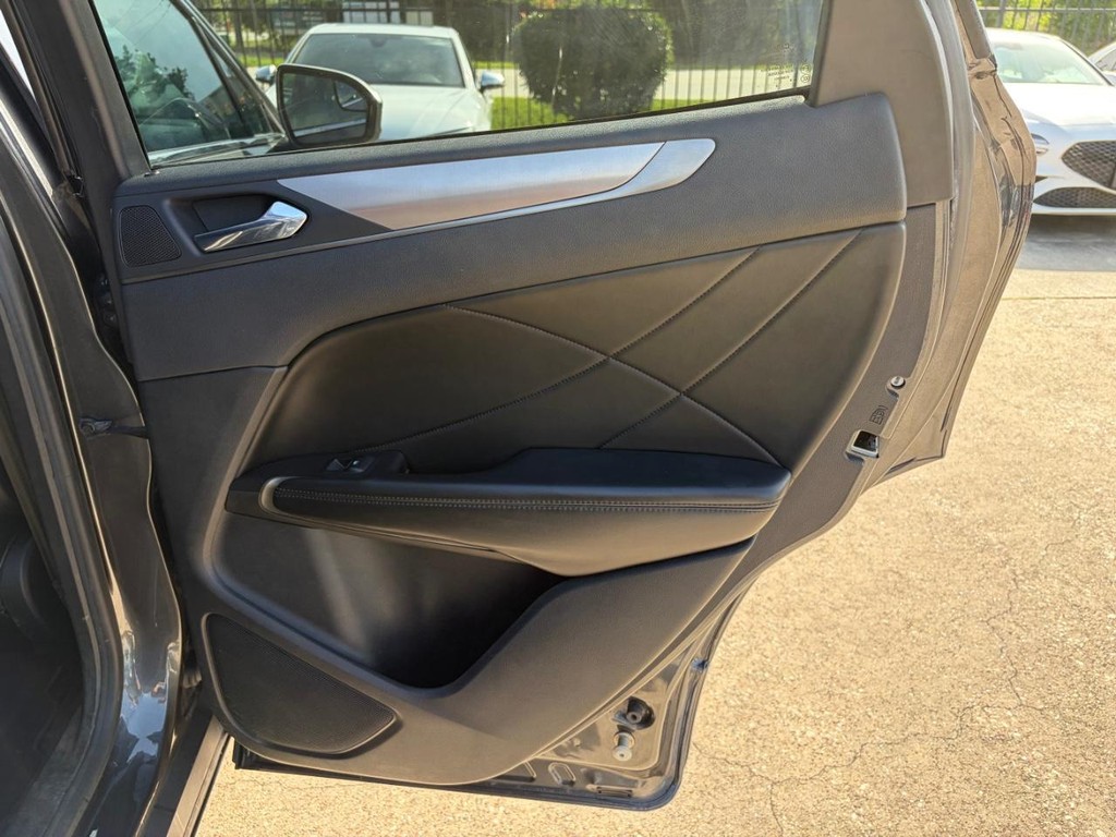 Lincoln MKC Vehicle Full-screen Gallery Image 17