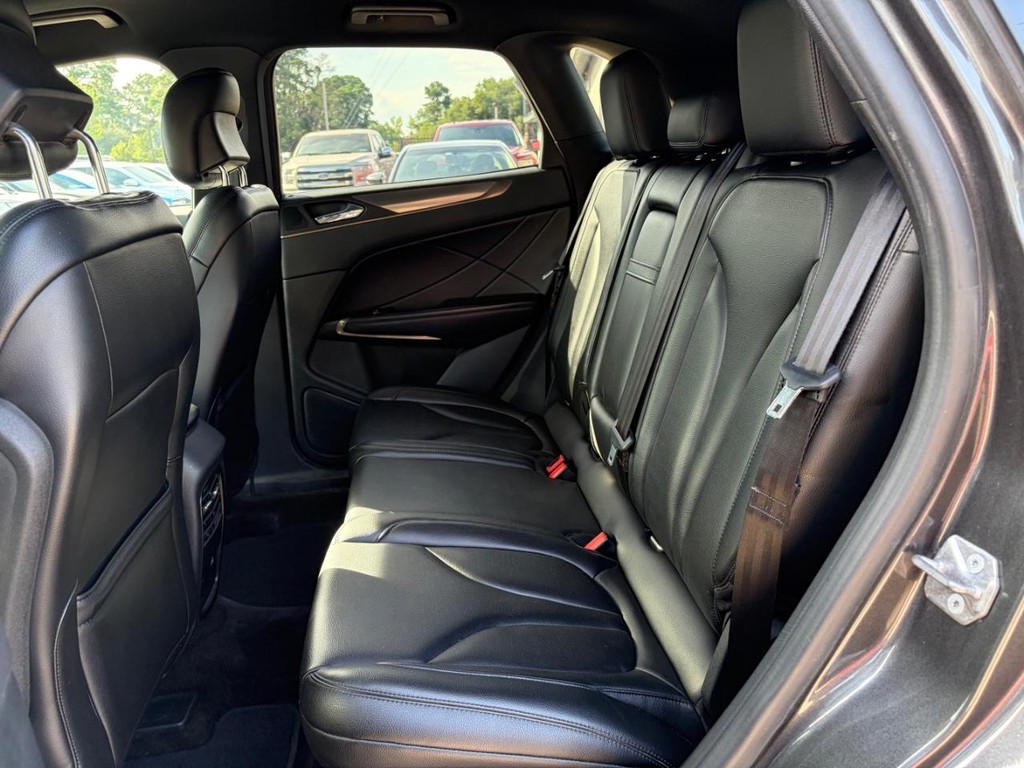 Lincoln MKC Vehicle Full-screen Gallery Image 18