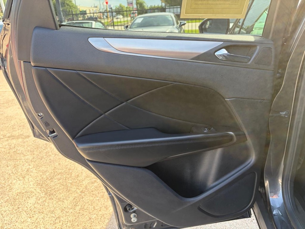 Lincoln MKC Vehicle Full-screen Gallery Image 19