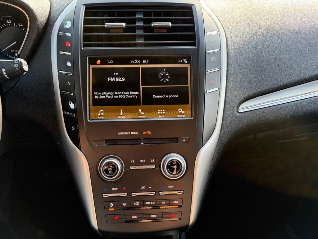Lincoln MKC Vehicle Full-screen Gallery Image 22