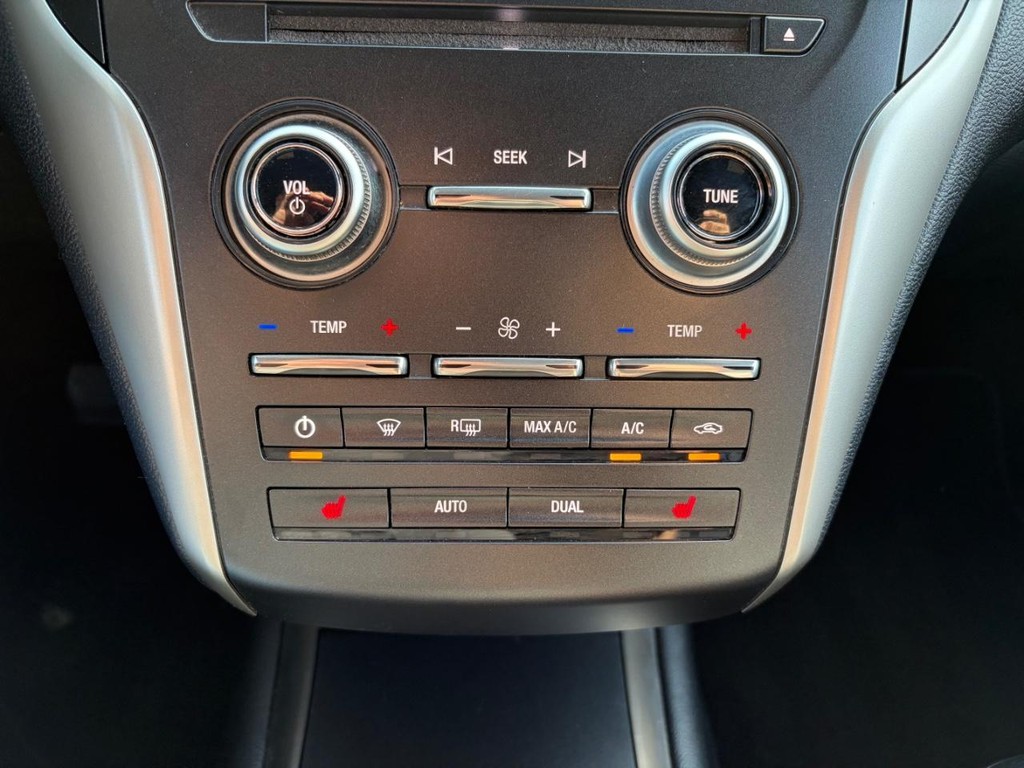 Lincoln MKC Vehicle Full-screen Gallery Image 23
