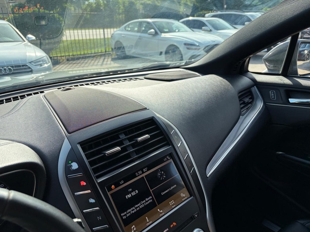 Lincoln MKC Vehicle Full-screen Gallery Image 24