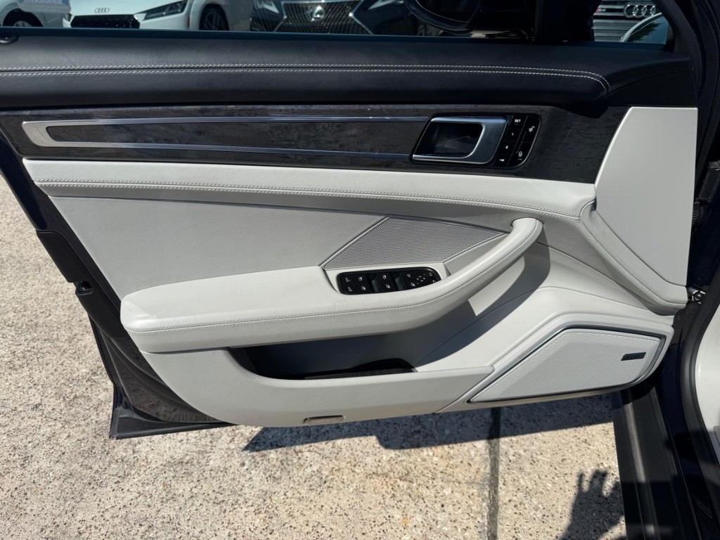 Porsche Panamera Vehicle Full-screen Gallery Image 11