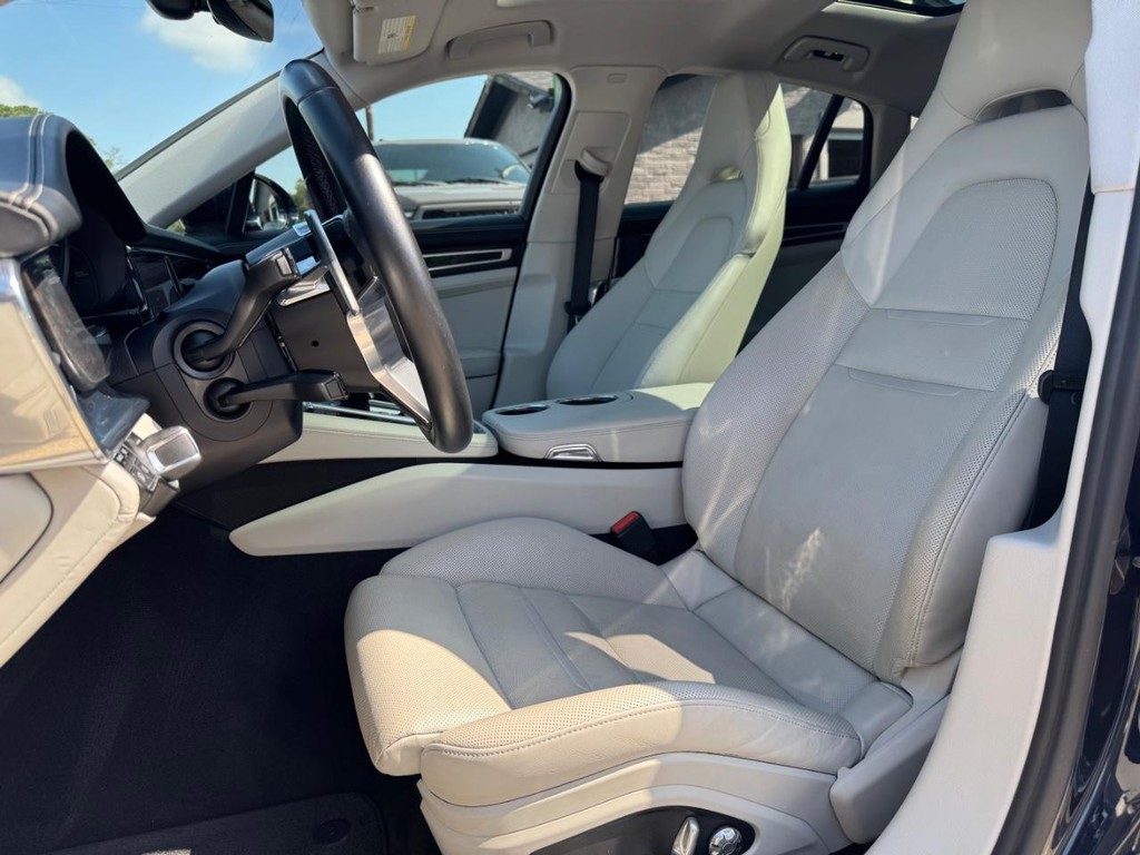 Porsche Panamera Vehicle Full-screen Gallery Image 12