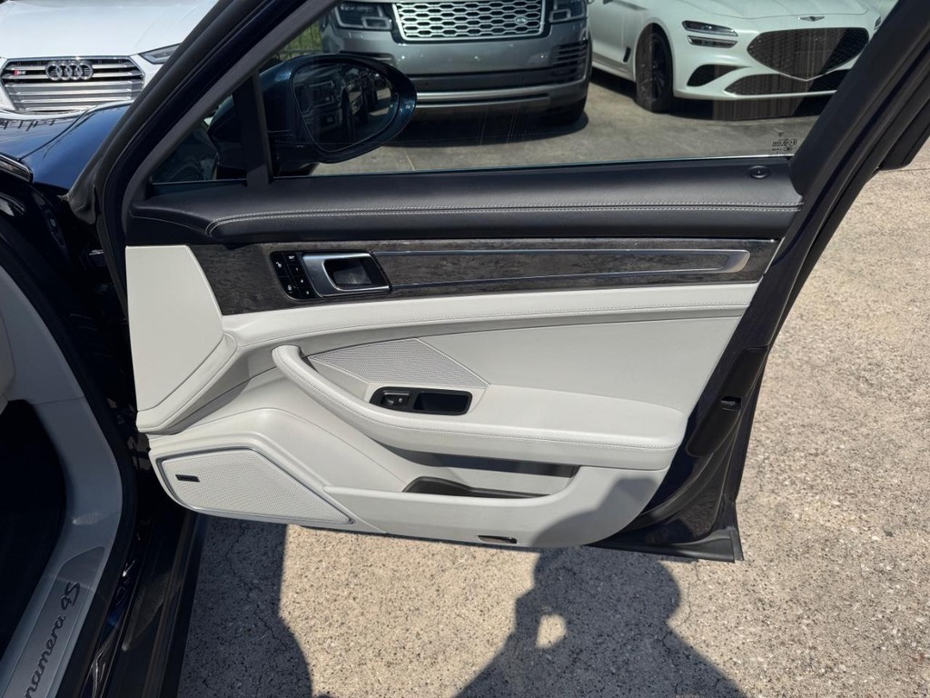 Porsche Panamera Vehicle Full-screen Gallery Image 14