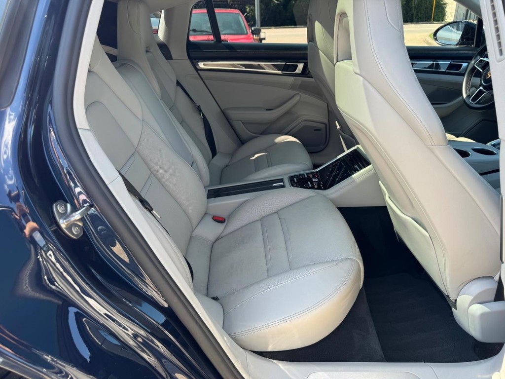 Porsche Panamera Vehicle Full-screen Gallery Image 15