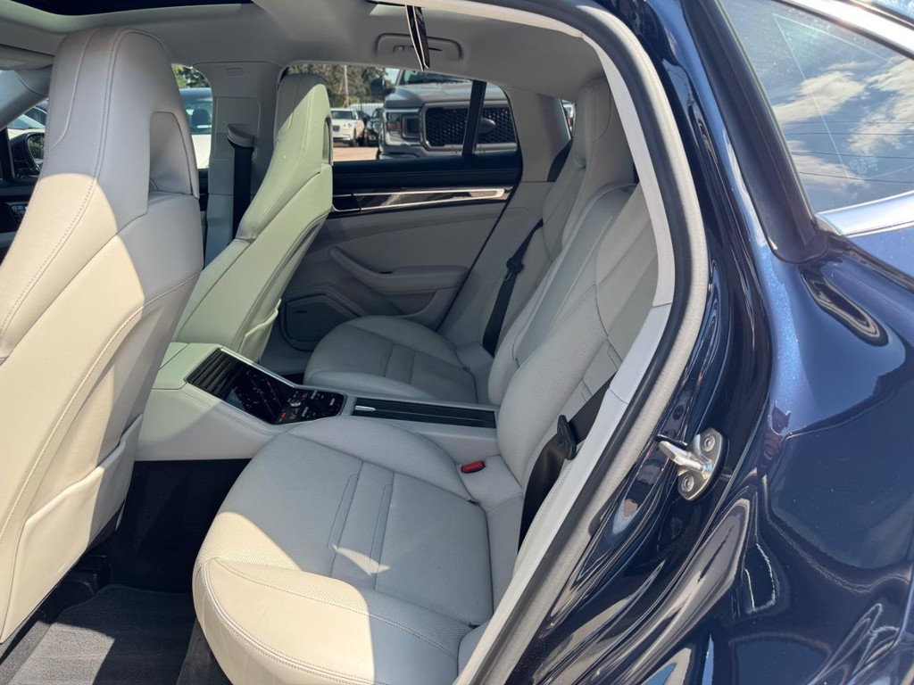 Porsche Panamera Vehicle Full-screen Gallery Image 16