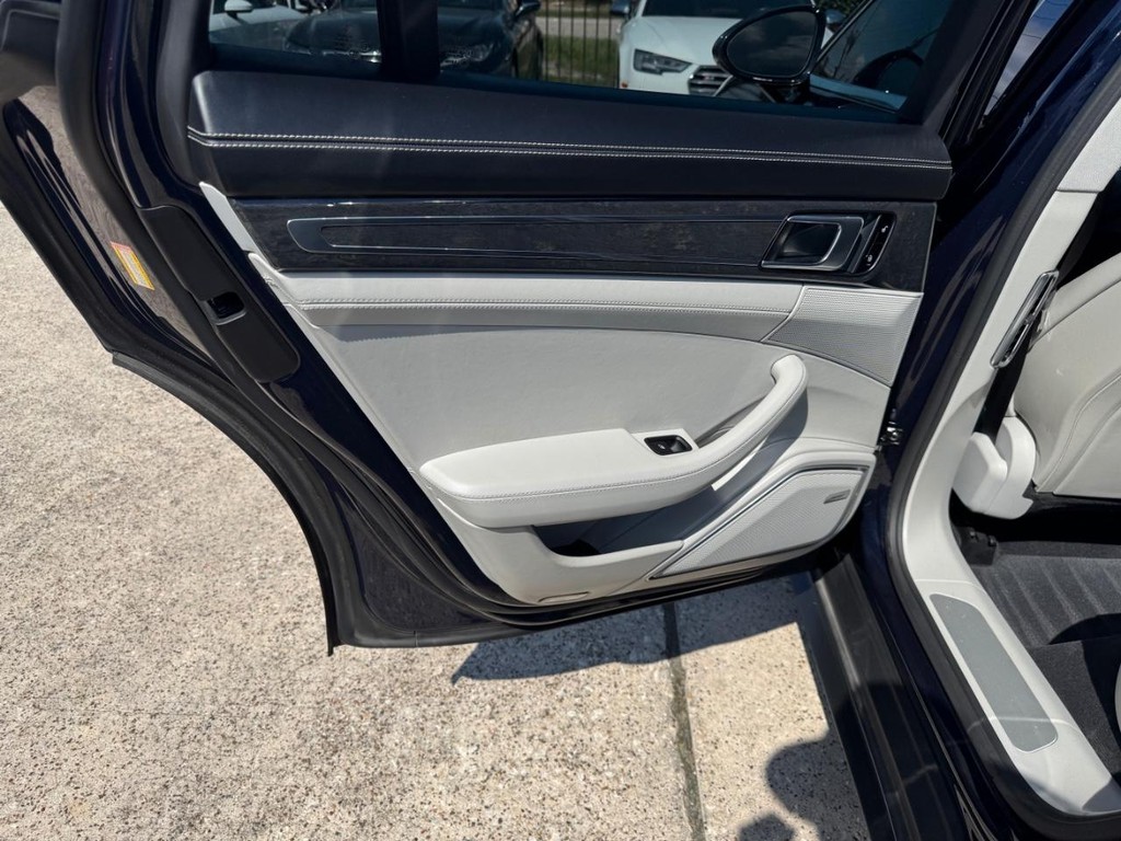 Porsche Panamera Vehicle Full-screen Gallery Image 17