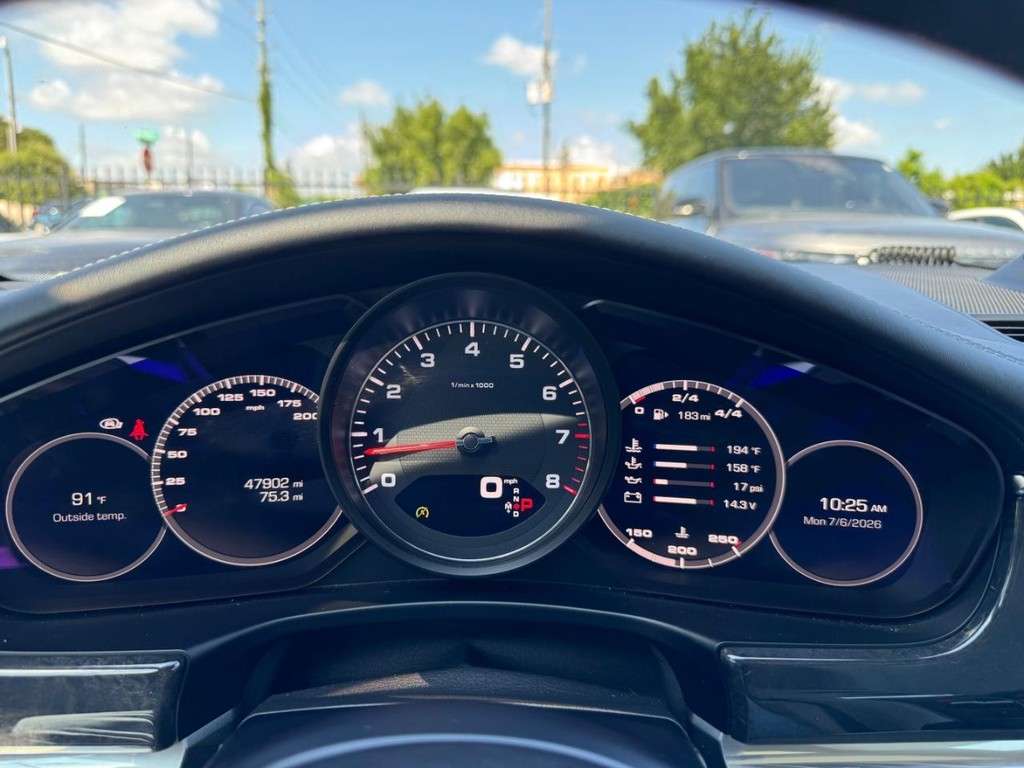 Porsche Panamera Vehicle Full-screen Gallery Image 19