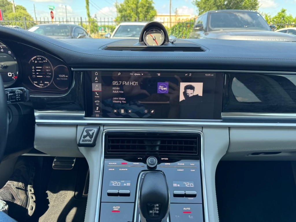 Porsche Panamera Vehicle Full-screen Gallery Image 20
