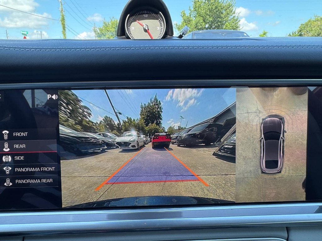 Porsche Panamera Vehicle Full-screen Gallery Image 21