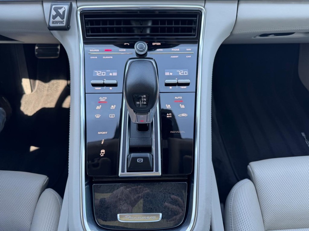 Porsche Panamera Vehicle Full-screen Gallery Image 23