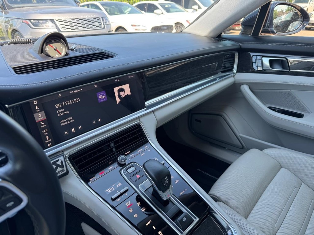 Porsche Panamera Vehicle Full-screen Gallery Image 24