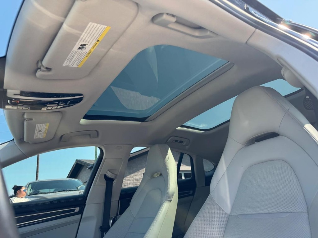 Porsche Panamera Vehicle Full-screen Gallery Image 25