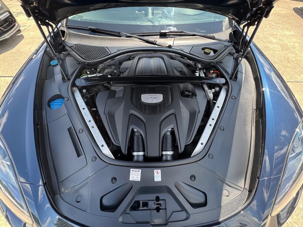 Porsche Panamera Vehicle Full-screen Gallery Image 27