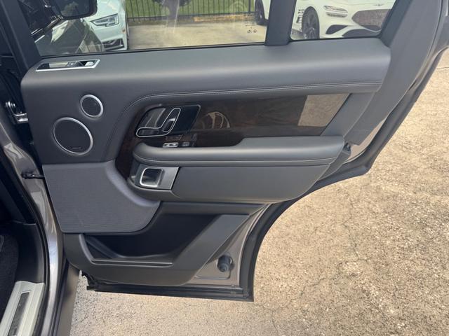 Land Rover Range Rover Vehicle Full-screen Gallery Image 16
