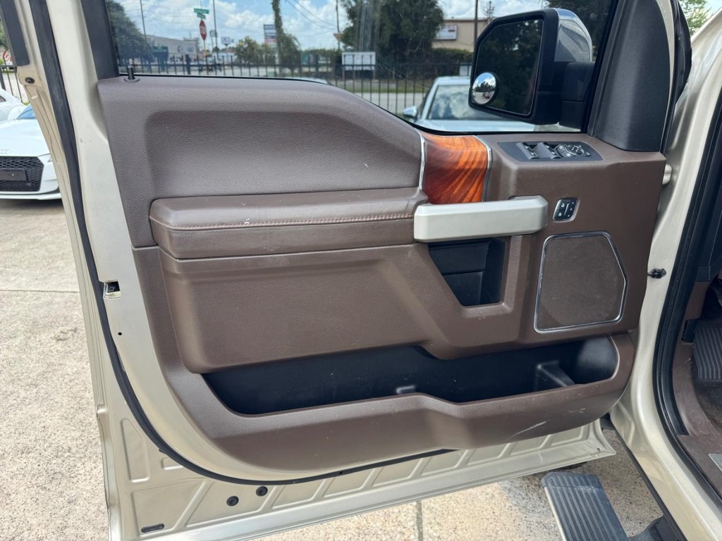 Ford F-150 Vehicle Full-screen Gallery Image 12