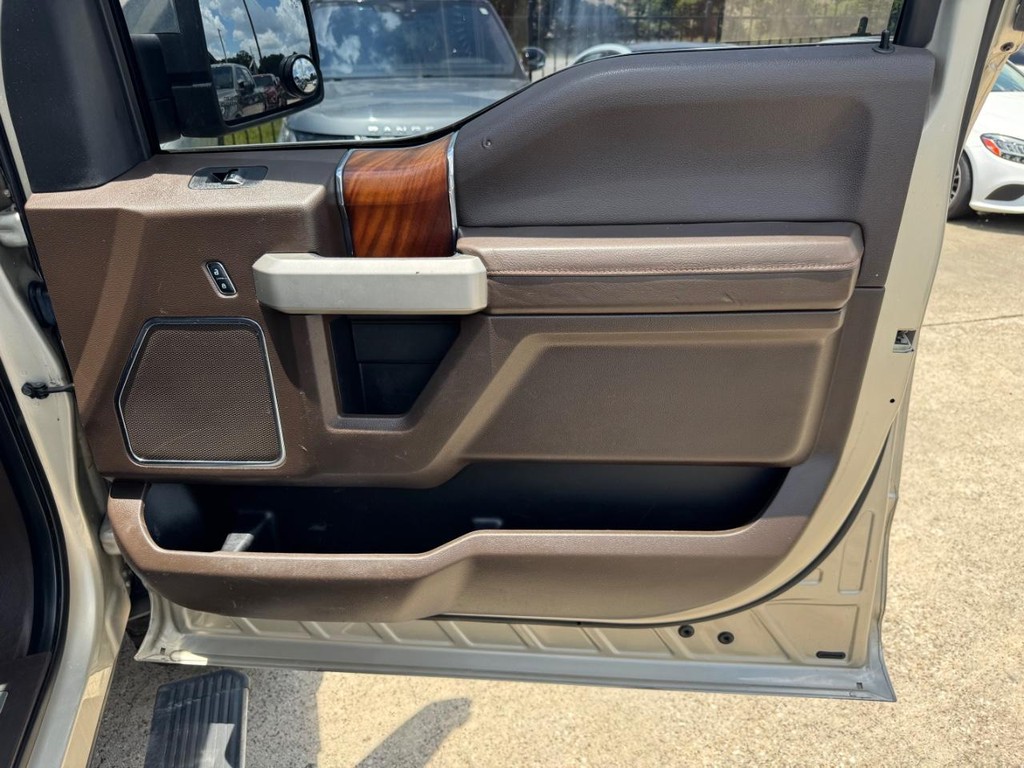 Ford F-150 Vehicle Full-screen Gallery Image 15