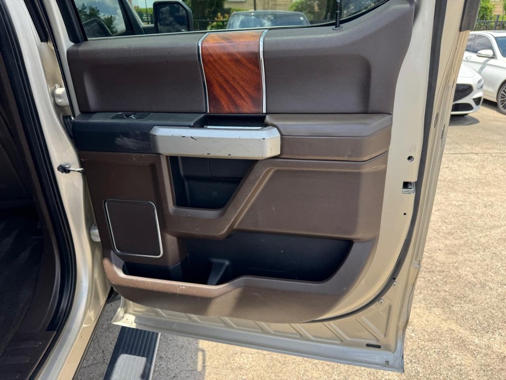 Ford F-150 Vehicle Full-screen Gallery Image 17