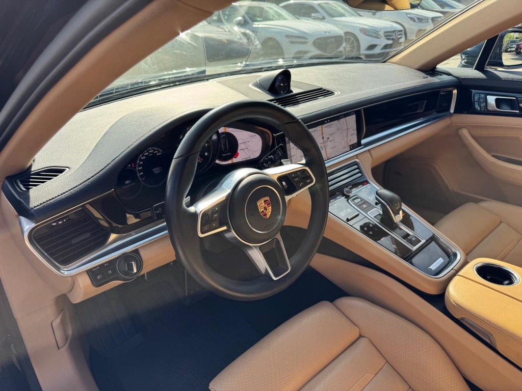 Porsche Panamera Vehicle Full-screen Gallery Image 10