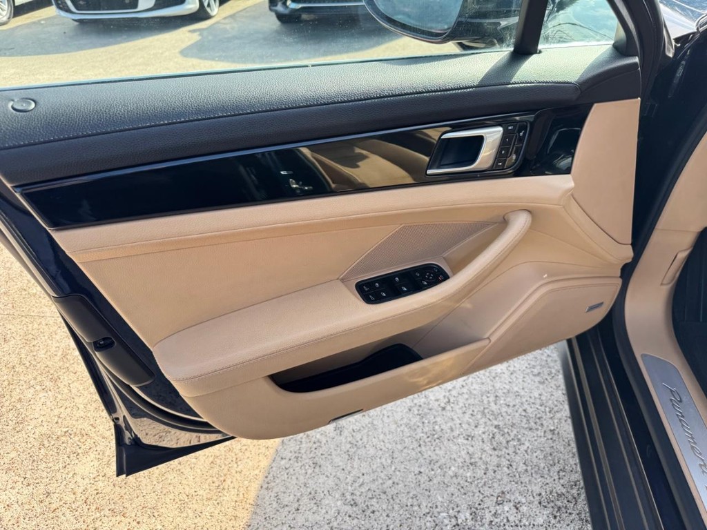 Porsche Panamera Vehicle Full-screen Gallery Image 12
