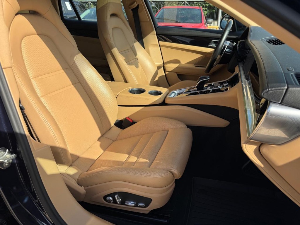 Porsche Panamera Vehicle Full-screen Gallery Image 14