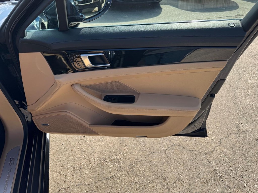 Porsche Panamera Vehicle Full-screen Gallery Image 15
