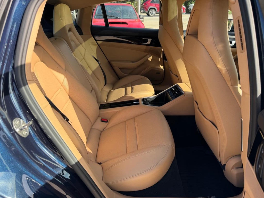 Porsche Panamera Vehicle Full-screen Gallery Image 16