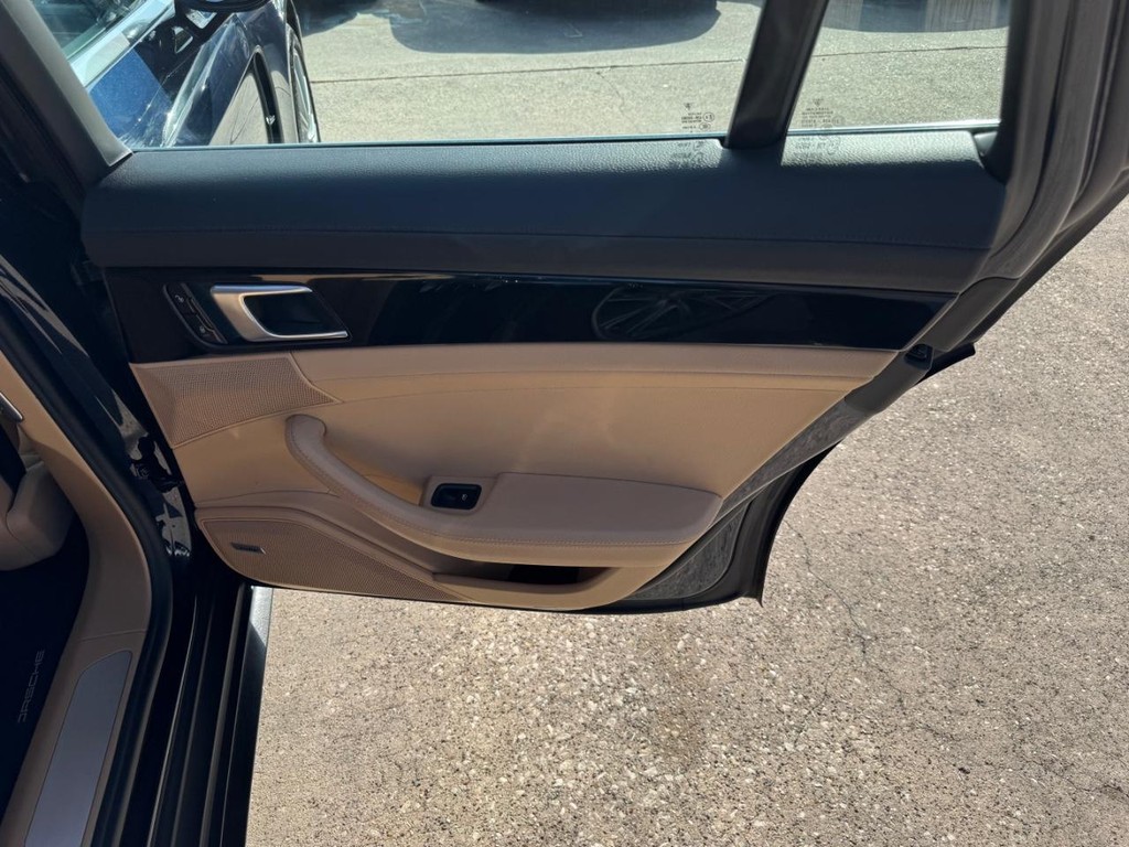 Porsche Panamera Vehicle Full-screen Gallery Image 17