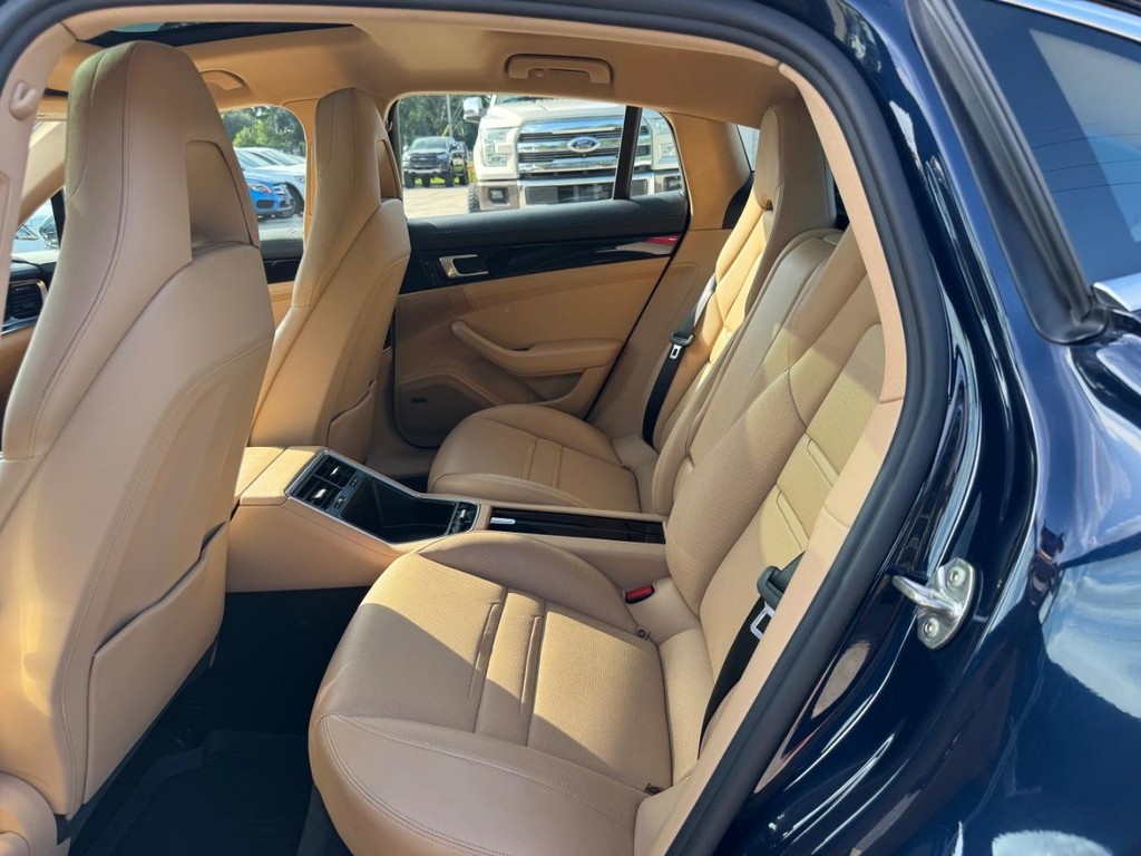Porsche Panamera Vehicle Full-screen Gallery Image 18