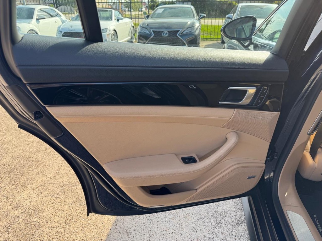Porsche Panamera Vehicle Full-screen Gallery Image 19